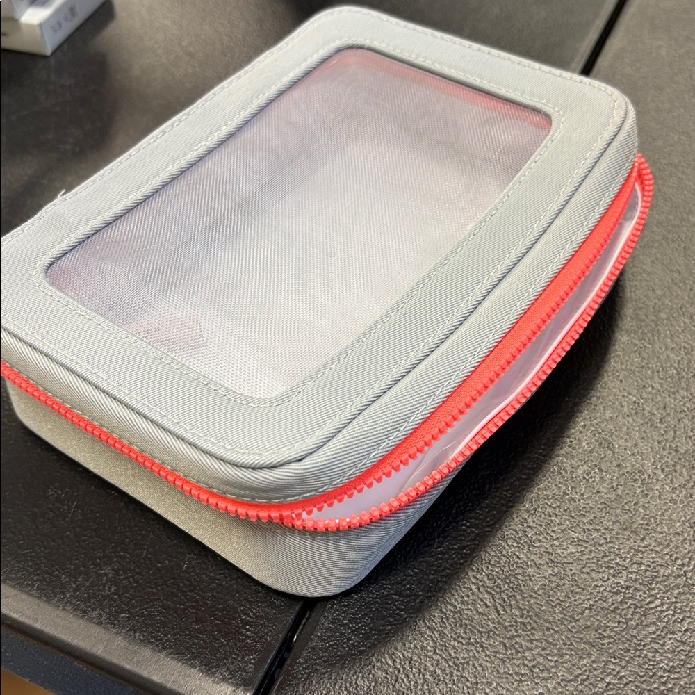 Flyte.70 Vanity Case - Picture 2 of 2